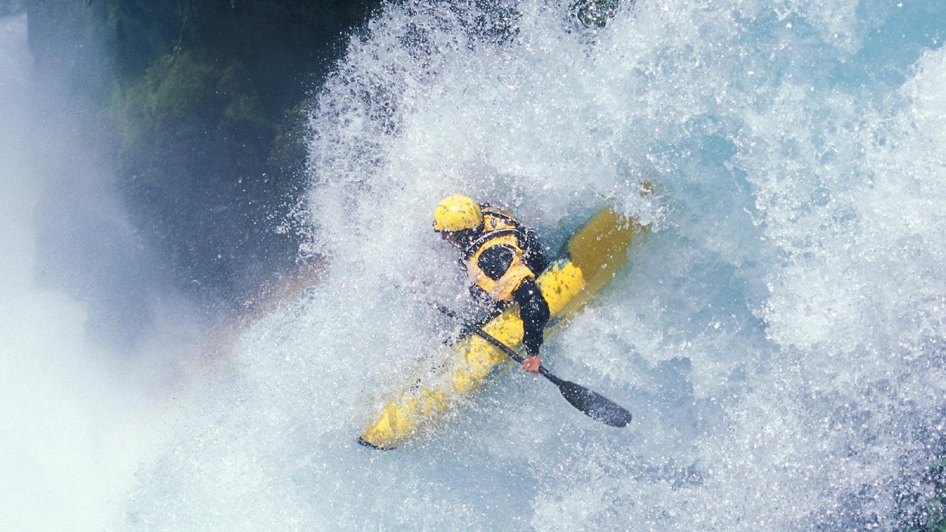 “美洲狮队在橄榄球冠军锦标赛展现强大韧性”